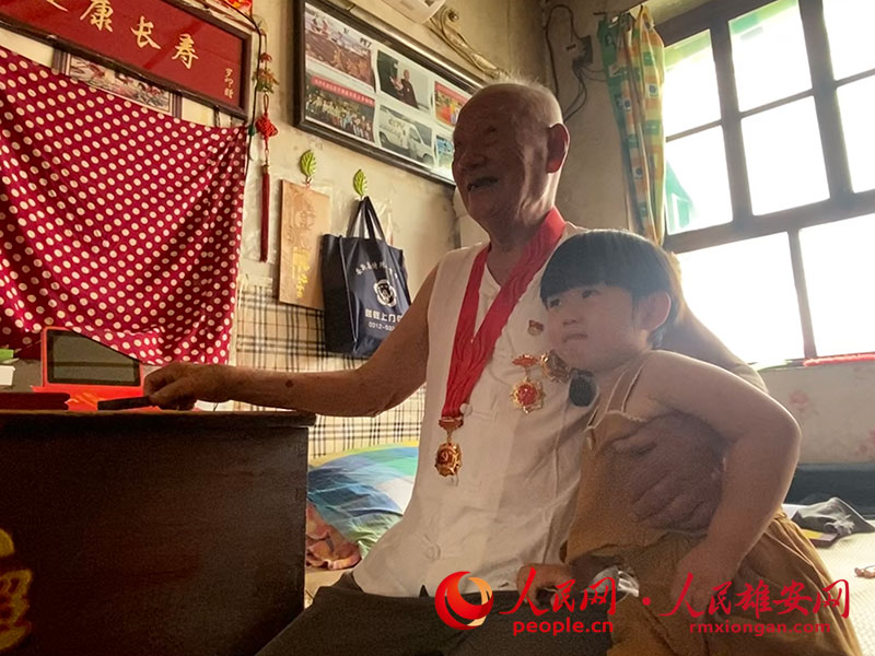 96�q������ϱ��R�����c����OŮһ��ֱ��������W�Ο��Ĕz