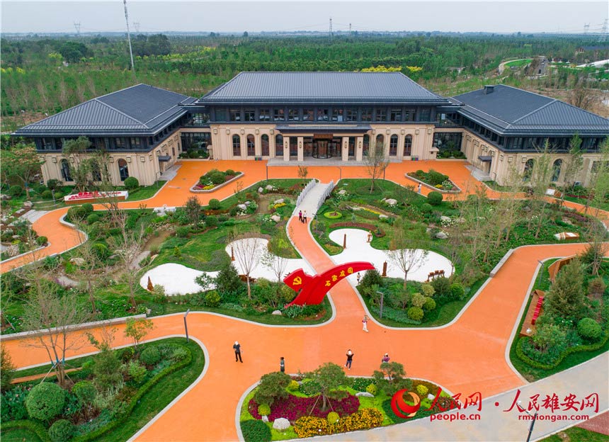 �D��ʯ���fչ�@��ʯ���fչ�@���w��λ�顰�tɫʥ�ء����w���ǡ����������¸�����������}������tɫ�������}���@�����w�����鼯�����������h��ס�ޡ�չ�[��һ�w�ľC�Ϸ��՘ǡ������۰��W ������z