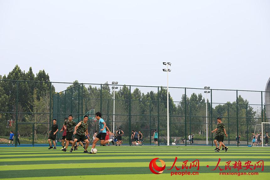 圖為容城縣體育公園,市民正在踢足球。何伊盟攝