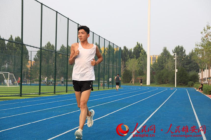 圖為容城體育公園,市民正在跑步。何伊盟攝
