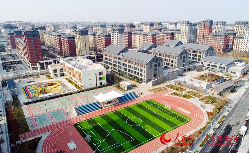 雄安容和德輝學校位于容東片區文營東路2號,占地面積約2.7萬平方米。圖為雄安容和德輝學校航拍。人民網 宋燁文攝