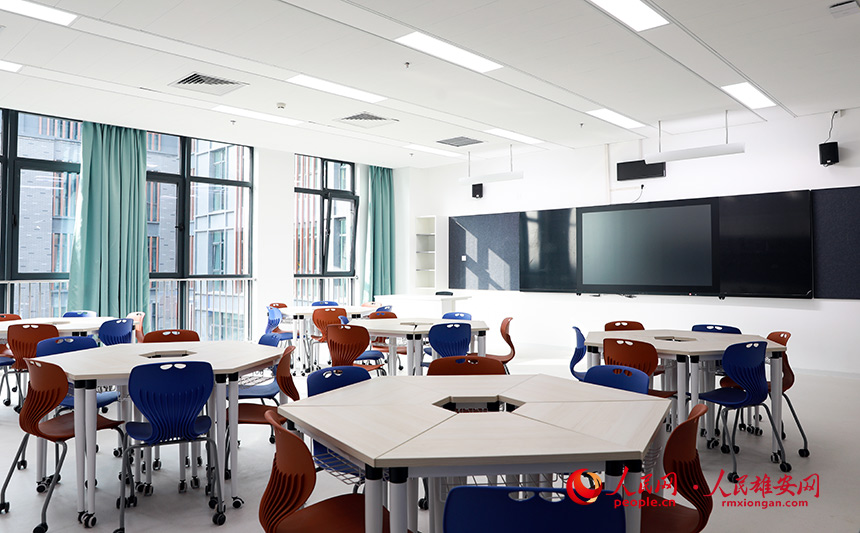 �۰��ݺ͵��x�WУ���O��24��С�W�̌W�࣬���ݼ{840���W�������Ҳ��ò���С�M��ģʽ��ͻ���ԌW�������w�����ӌW���g�Ļ��ӽ������D��С�W���ҡ�����W �Ο��Ĕz