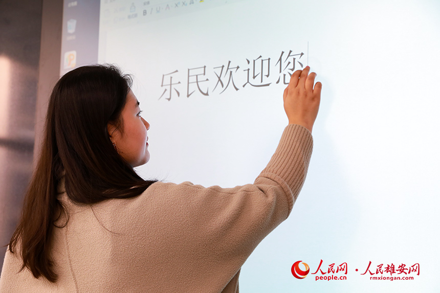 �۰��ݺ͘���С�W���Ұ��b���ǻۺڰ壬�ȿ�������ͨ�ڰ�ʹ�ã��ֿ����������Ļ���D��WУ�ώ�����ʹ���ǻۺڰ���֡�����W �Ο��Ĕz