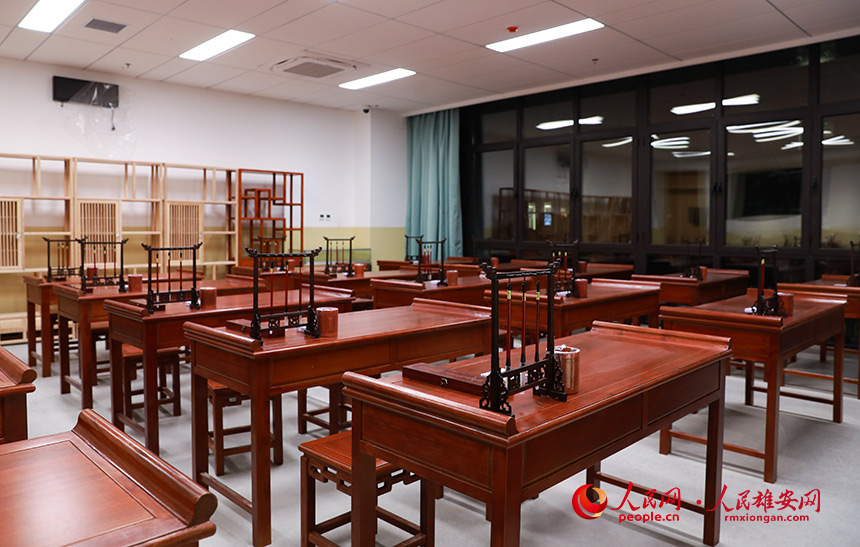 雄安容和悅容小學的書法教室,可供40名學生學習書法,全木質桌椅,古色古香。人民網 宋燁文攝