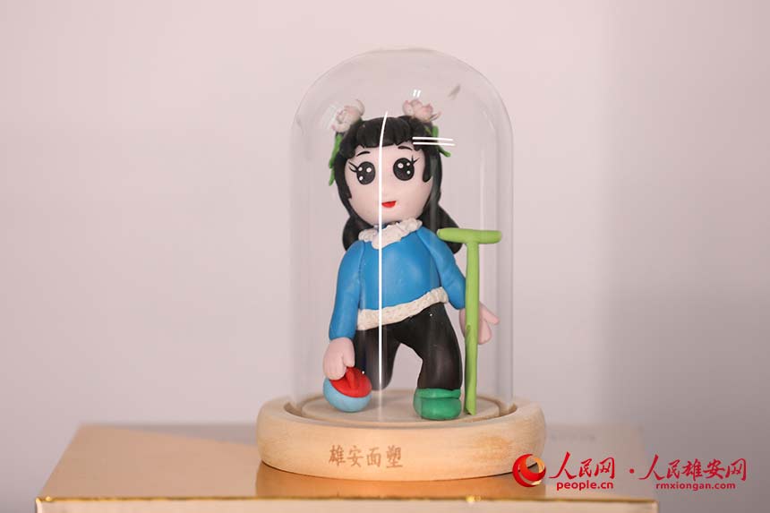 圖為雄安新區(qū)容城縣面塑非遺傳承人侯京政制作的冬奧系列面塑。人民網(wǎng) 李兆民攝