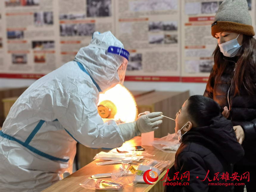 安新縣安新鎮(zhèn)居民正在進(jìn)行核酸檢測(cè)。安新鎮(zhèn)人民政府供圖