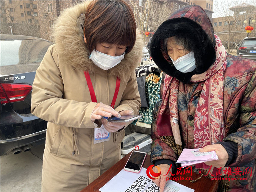 社區工作人員幫助老人錄入信息做登記。人民網 施云娟攝