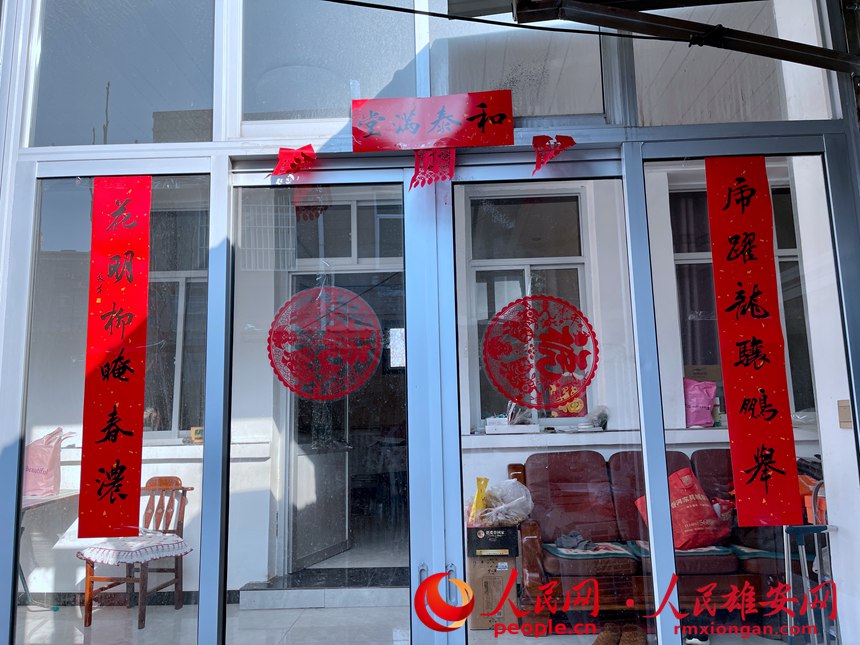 家家戶戶貼春聯(lián)。張培培攝