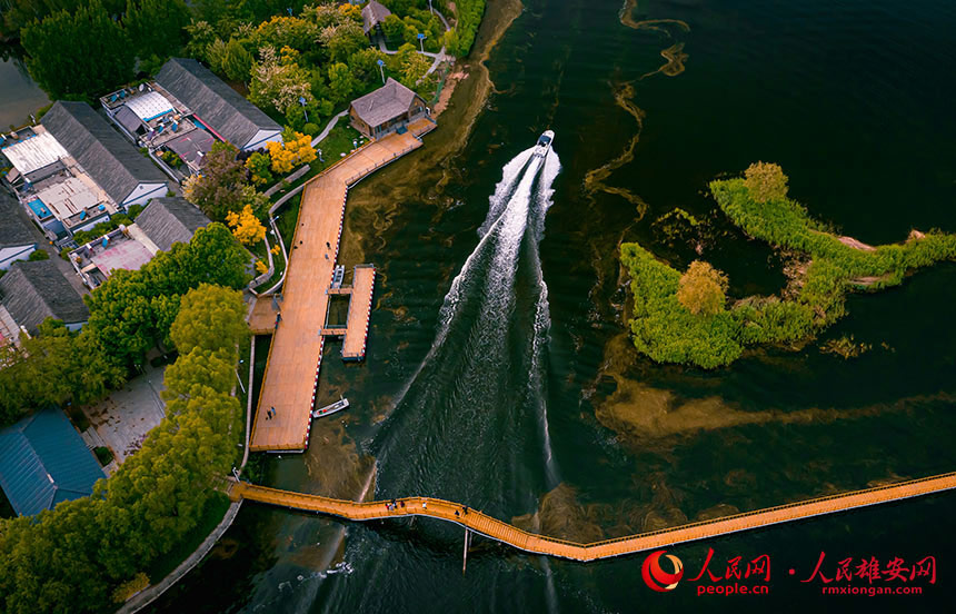 С����^ˮ�棬�����ɫ�ĝi������ǰ�z