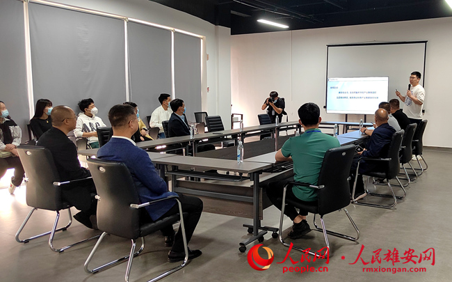 朱各莊產業園內,相關企業代表正在進行跨境電商培訓。雄安自貿試驗區管委會供圖。