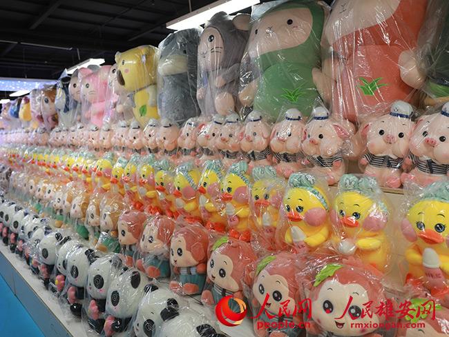 晾馬臺產業園內入駐企業的貨架。人民網 王紅攝