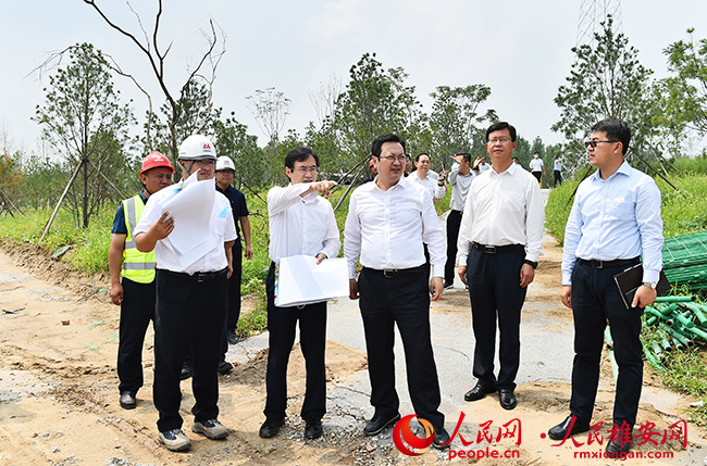張國華在中央綠谷、東部溪谷及白溝引河蓄水壩調研。劉向陽攝