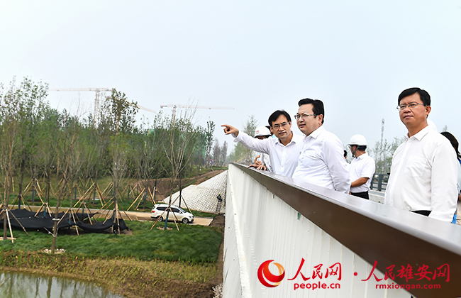 張國華在中央綠谷、東部溪谷及白溝引河蓄水壩調研。劉向陽攝