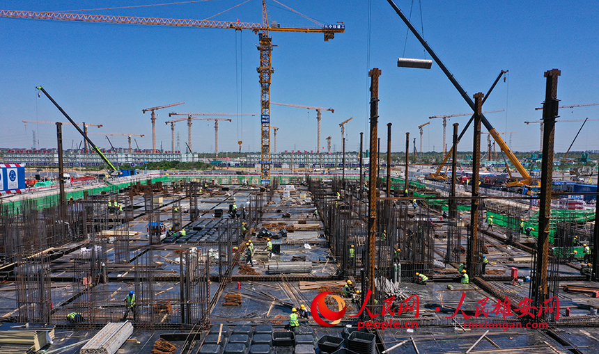 雄安新區(qū)大學(xué)園圖書館項(xiàng)目建設(shè)現(xiàn)場。人民網(wǎng)&nbsp;李兆民攝