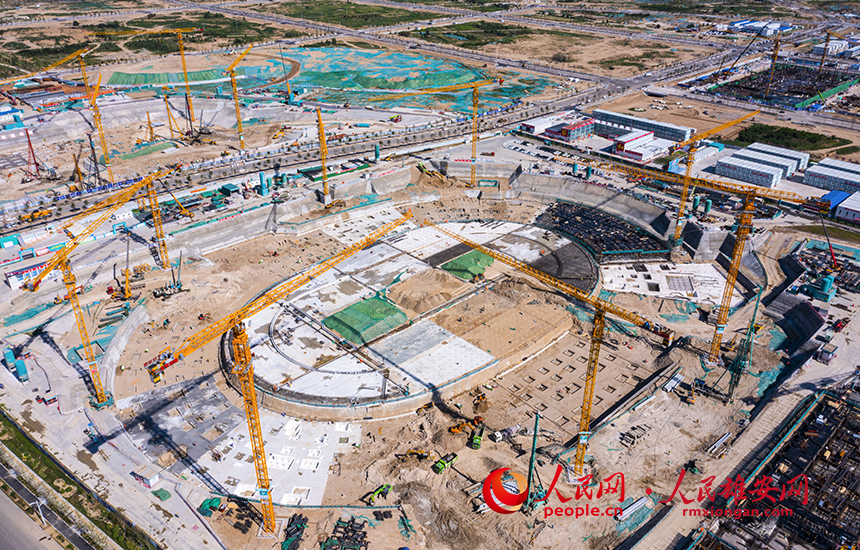 雄安新區(qū)啟動(dòng)區(qū)體育中心項(xiàng)目建設(shè)現(xiàn)場(chǎng)。人民網(wǎng)&nbsp;李兆民攝