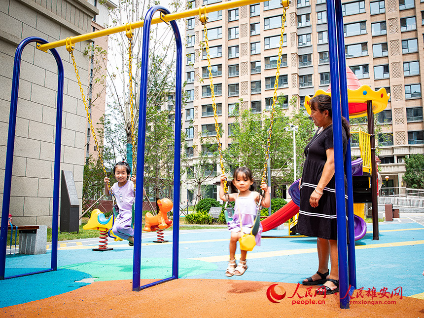 每個小區都配有兒童游樂設施，不用踏出小區就可以實現“遛娃”自由。人民網?宋燁文攝