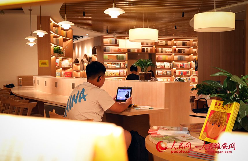 書店內留有自由閱讀空間，供居民可免費使用。人民網?宋燁文攝