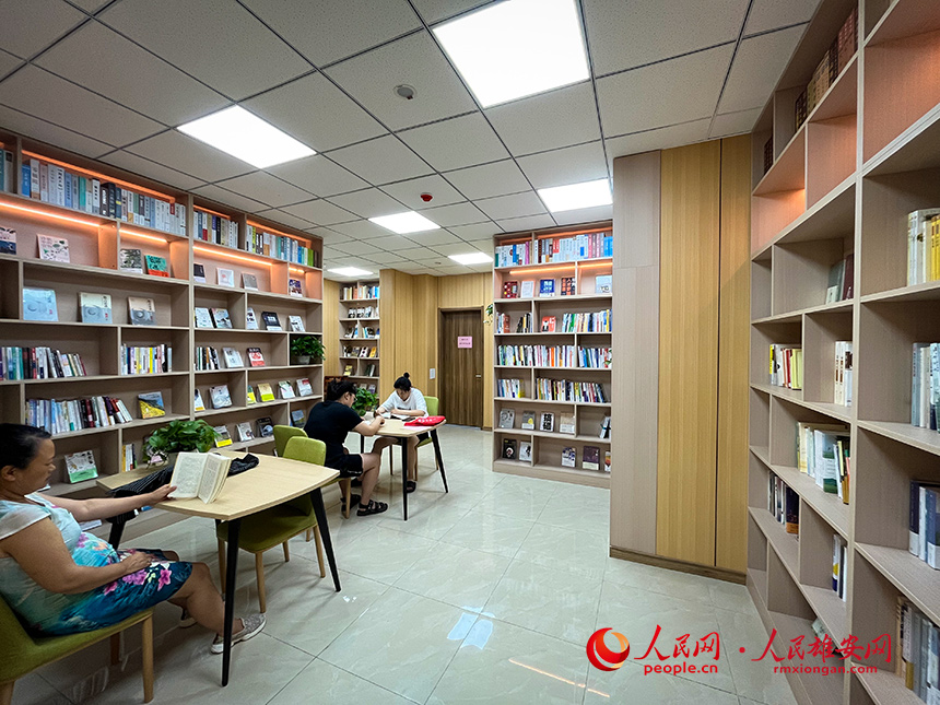 社區設有免費圖書館，滿足了居民閱讀、借書、學習等多方面的文化需求。人民網?宋燁文攝