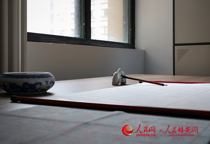 社區養老驛站內配有書法教室、艾灸室、象棋桌、移動K歌設備等設施，豐富老年人日常生活。人民網?宋燁文攝