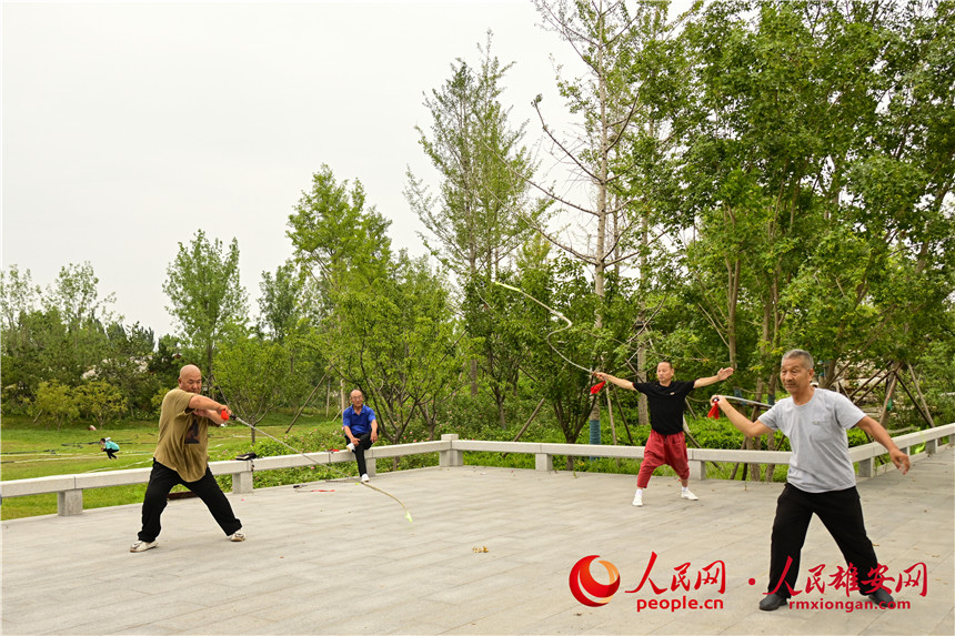 容東安置區(qū)晨練的群眾。胡忠攝