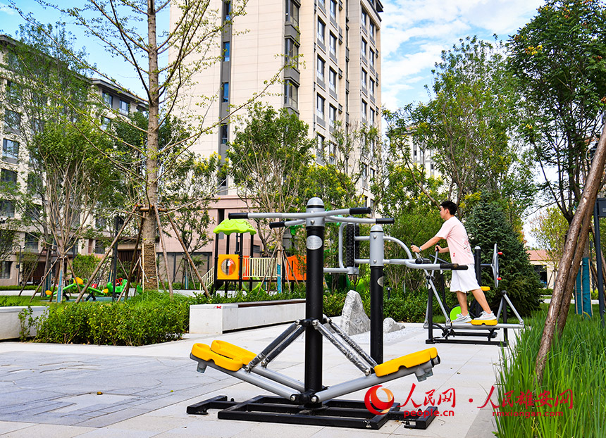 小區(qū)“標配”——健身器材。人民網 宋燁文攝
