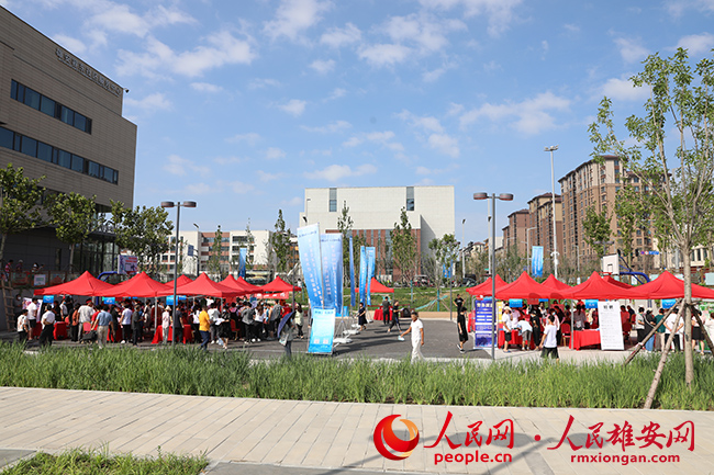 圖為第一場招聘會現(xiàn)場。人民網(wǎng) 王紅攝