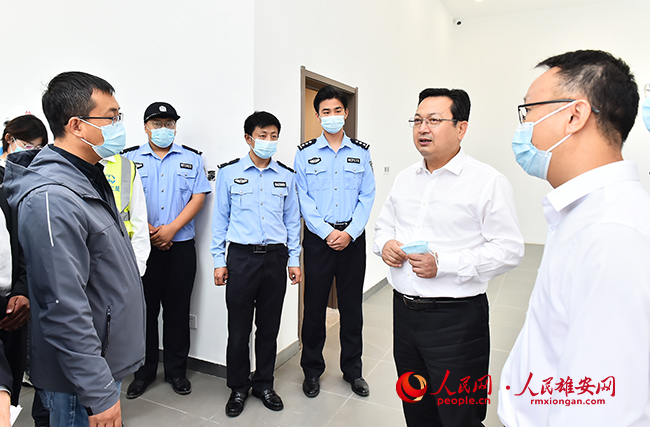 張國(guó)華調(diào)研容西片區(qū)安置房及配套設(shè)施收尾和交付點(diǎn)準(zhǔn)備工作情況。劉向陽(yáng)攝