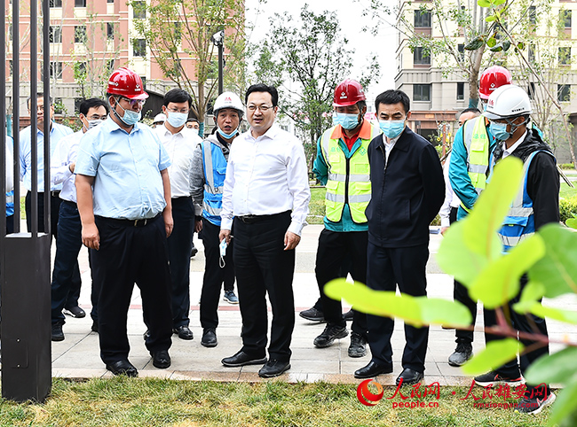 張國(guó)華調(diào)研容西片區(qū)安置房及配套設(shè)施收尾和交付點(diǎn)準(zhǔn)備工作情況。劉向陽(yáng)攝