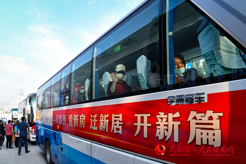 回遷群眾統(tǒng)一乘坐驗(yàn)房專車前往交付網(wǎng)點(diǎn)。人民網(wǎng) 宋燁文攝