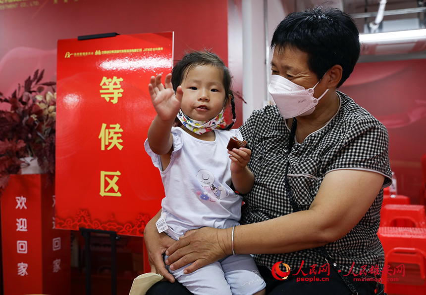 在驗(yàn)房網(wǎng)點(diǎn)等候區(qū)休息的回遷群眾。人民網(wǎng)?宋燁文攝