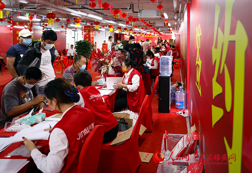 容西片區(qū)C3標(biāo)段清泉社區(qū)第三交付網(wǎng)點(diǎn)交付現(xiàn)場(chǎng)。人民網(wǎng)?宋燁文攝