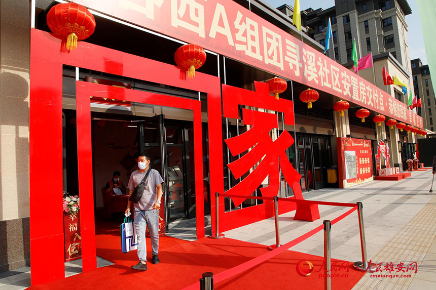 回遷群眾在驗(yàn)房點(diǎn)辦完手續(xù)后將前往新房進(jìn)行實(shí)地驗(yàn)房。胡忠攝