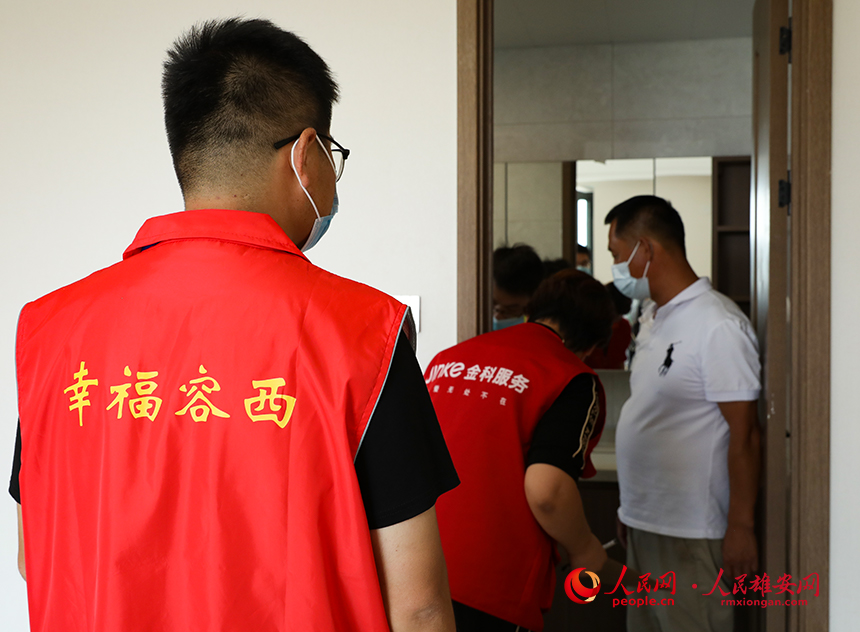 居民在工作人員的陪同下進(jìn)行驗(yàn)房。人民網(wǎng)?宋燁文攝