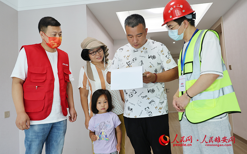 驗(yàn)房完畢后，回遷群眾確認(rèn)簽字。齊鑫攝