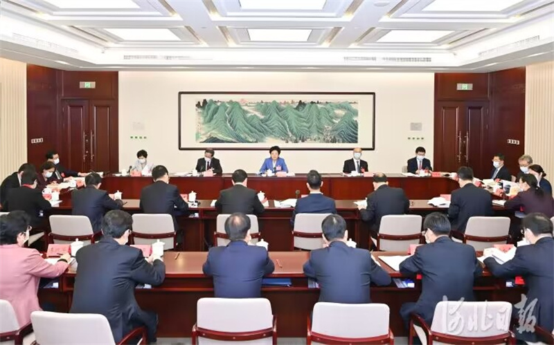 10月17日,我省代表團舉行分組會議,繼續討論黨的二十大報告。這是分組會議現場。河北日報記者趙海江攝