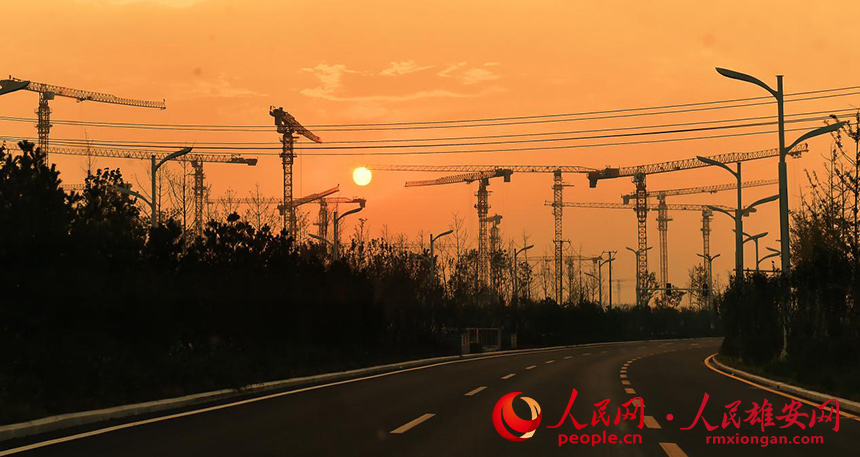 秋天的落日染紅了雄安的天空。劉向陽攝
