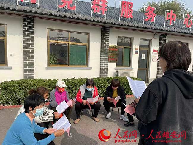 圖為宣講小分隊為群眾宣講黨的二十大報告。雄安新區(qū)宣傳網(wǎng)信局供圖