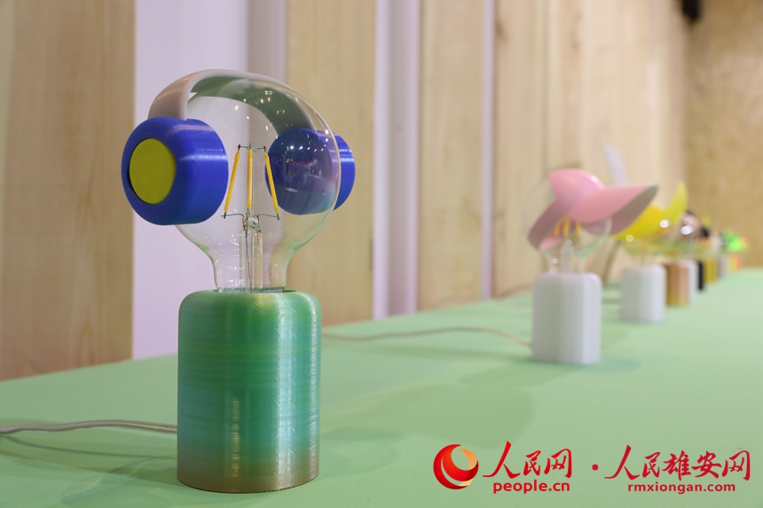 設(shè)計周上展出的創(chuàng)意燈飾。人民網(wǎng) 李兆民攝