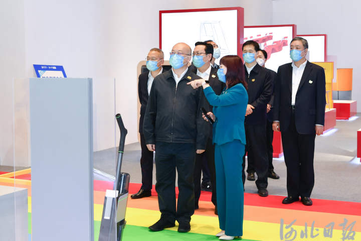 11月10日，作為河北國際工業設計周重點活動之一，第三屆金蘆葦工業設計獎頒獎典禮在雄安新區舉行。省長王正譜參加河北國際工業設計周巡展活動，并出席頒獎典禮。這是王正譜參觀工業設計創新成果展。河北日報記者霍艷恩攝