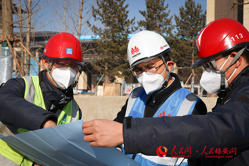 圖為康洪（中間）與同事勘查項(xiàng)目。人民網(wǎng) 宋燁文攝