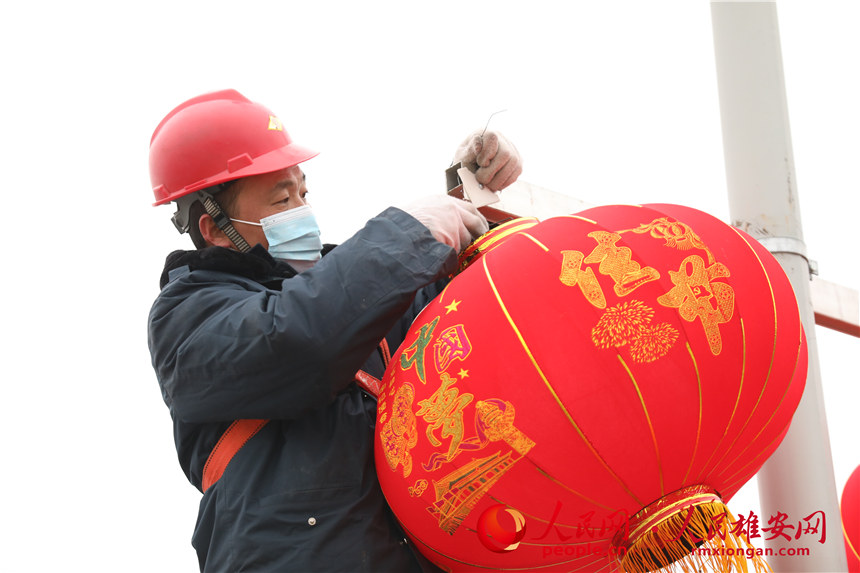 圖為工人正在掛燈籠。人民網(wǎng) 楊華龍攝