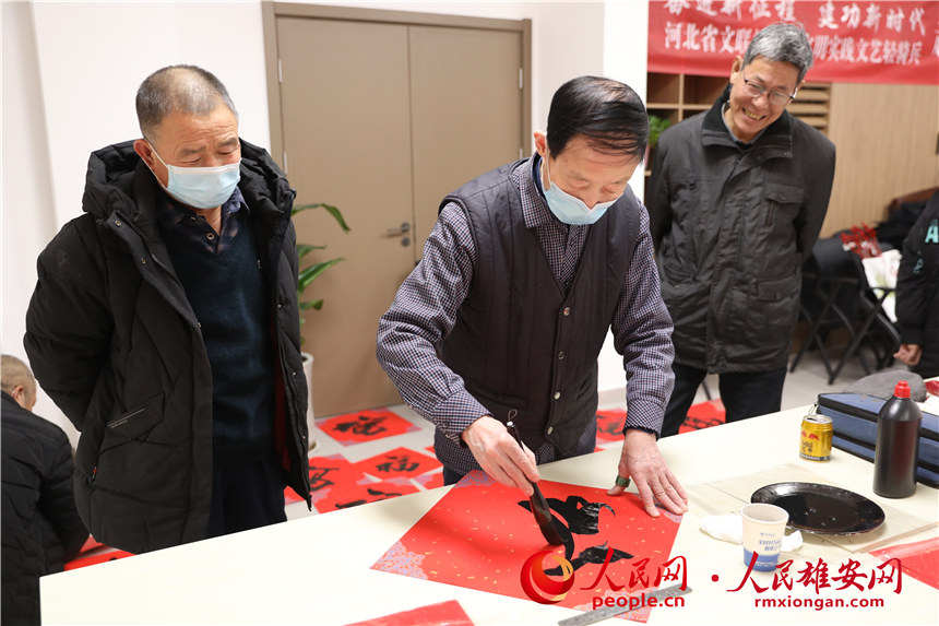 圖為容西片區愛水社區組織寫福字、春聯。人民網 楊華龍攝