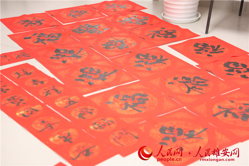 圖為居民們寫的福字。人民網 楊華龍攝