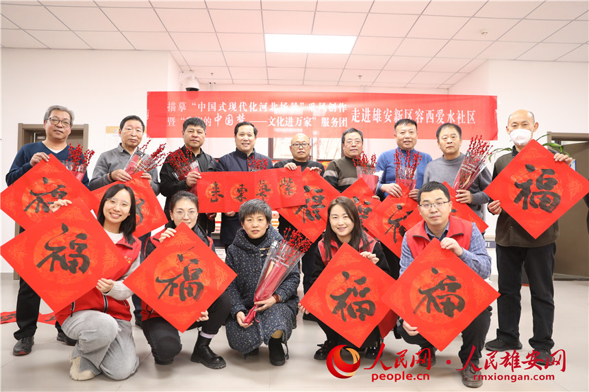 圖為容西片區愛水社區組織寫福字、春聯。人民網 楊華龍攝