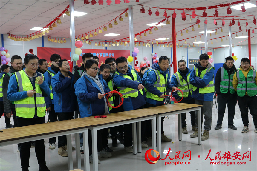 圖為建設者們組織玩游戲。中建三局集團北京有限公司供圖