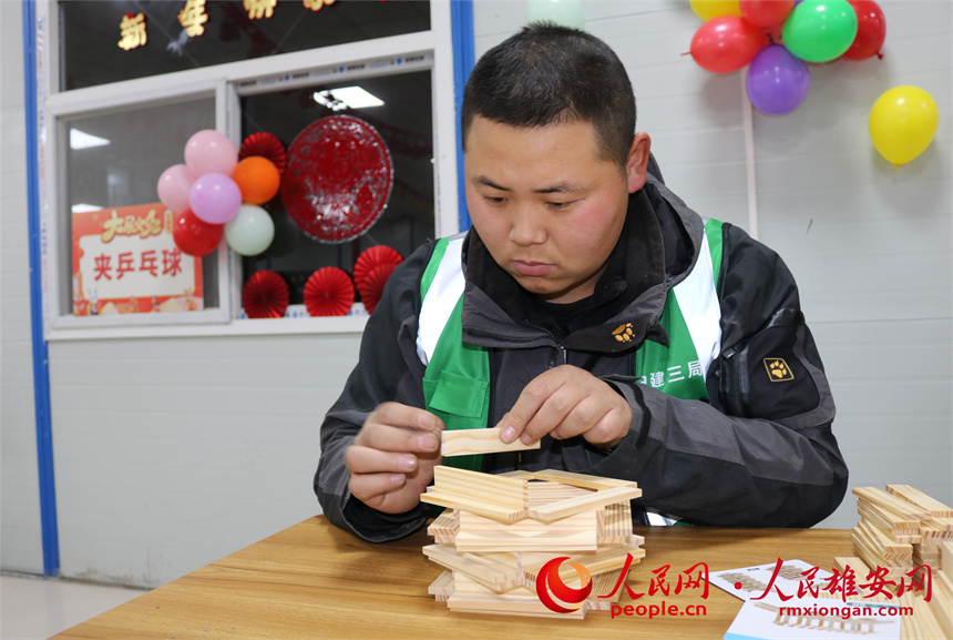 圖為建設者們組織玩游戲。中建三局集團北京有限公司供圖