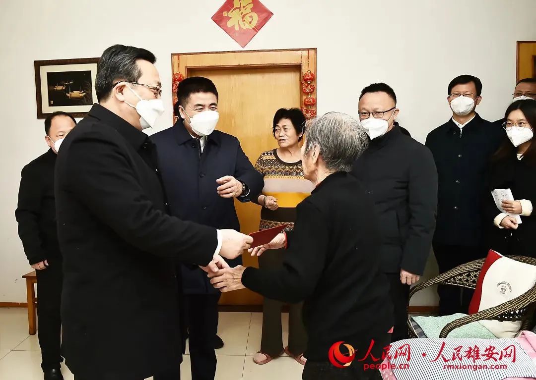 張國(guó)華在春節(jié)前赴基層走訪慰問并調(diào)研檢查安全生產(chǎn)和市場(chǎng)保供工作。劉向陽(yáng)攝