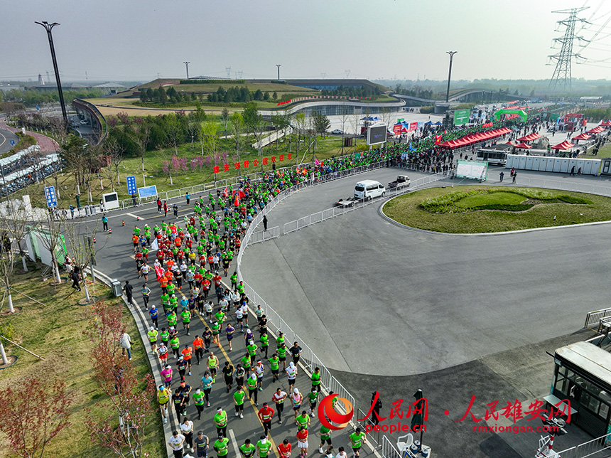 2023雄安半程馬拉松現(xiàn)場(chǎng)。人民網(wǎng)?李兆民攝