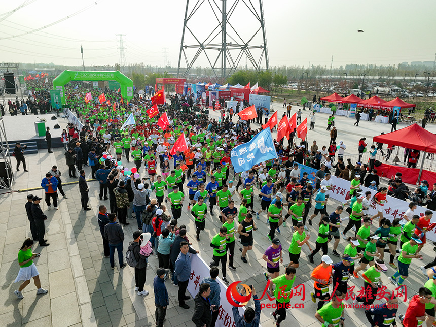 2023雄安半程馬拉松現(xiàn)場(chǎng)。人民網(wǎng)?李兆民攝