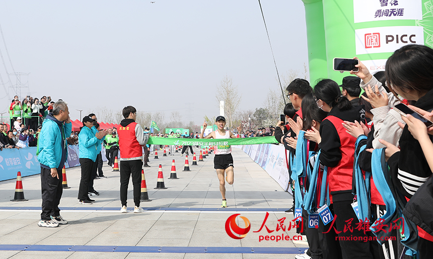 2023雄安半程馬拉松現(xiàn)場(chǎng)，選手沖線。人民網(wǎng) 李兆民攝